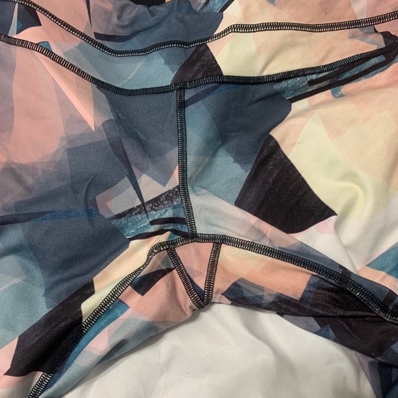 Lucy yoga tights large - Picture 3 of 5